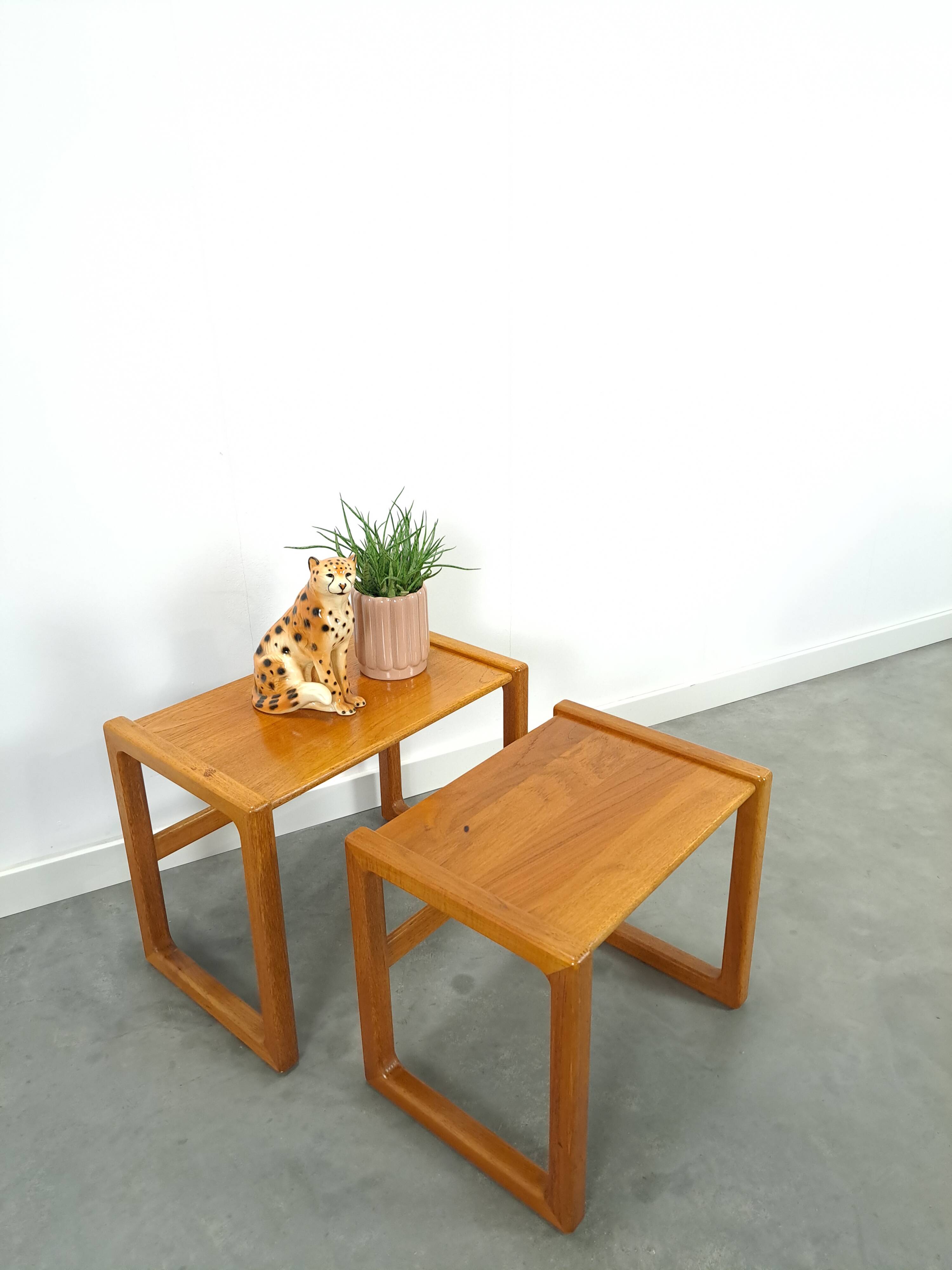 Teak vintage bijzettafel set