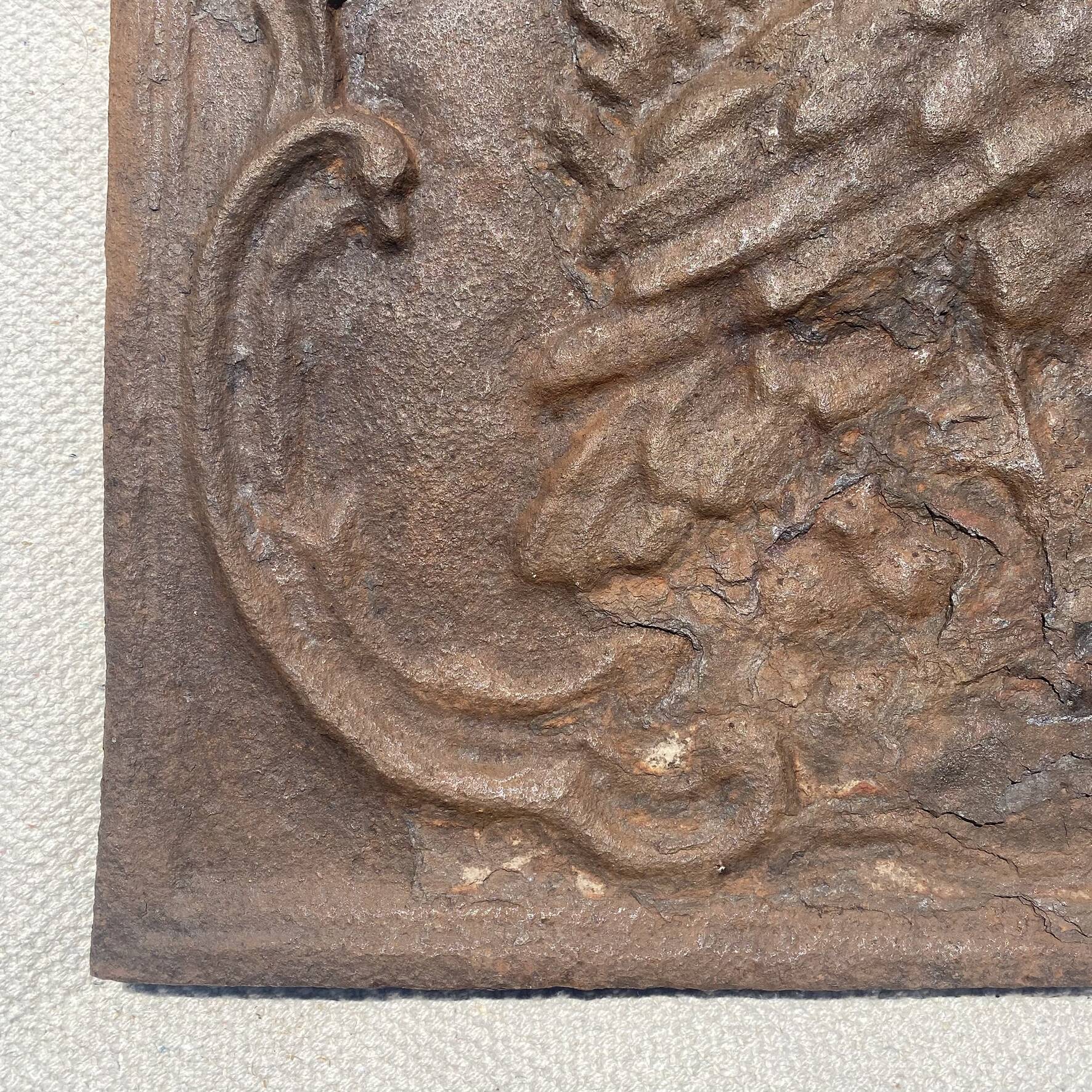 Ancienne plaque de cheminée en fonte ,décor aigle et soleil, 47 × 47 cm