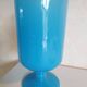 Vase bleu sur piédouche en opaline