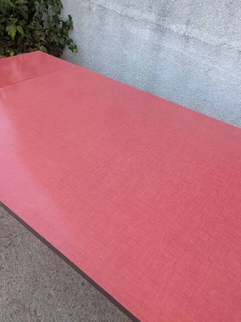 Table en formica rouge