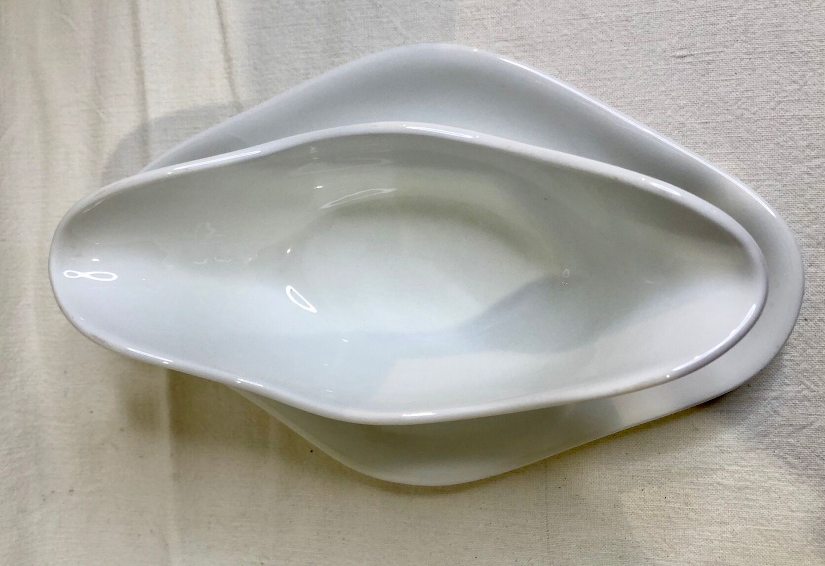 Saucière en porcelaine blanche. AH & C, France.
