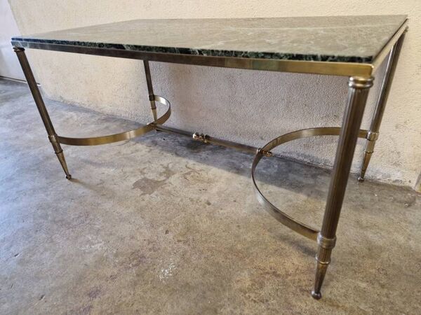 Table basse en laiton et dessus de marbre veiné vert des Alpes - 1960