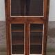 Petite armoire vitrée en bois avec porte rentrante