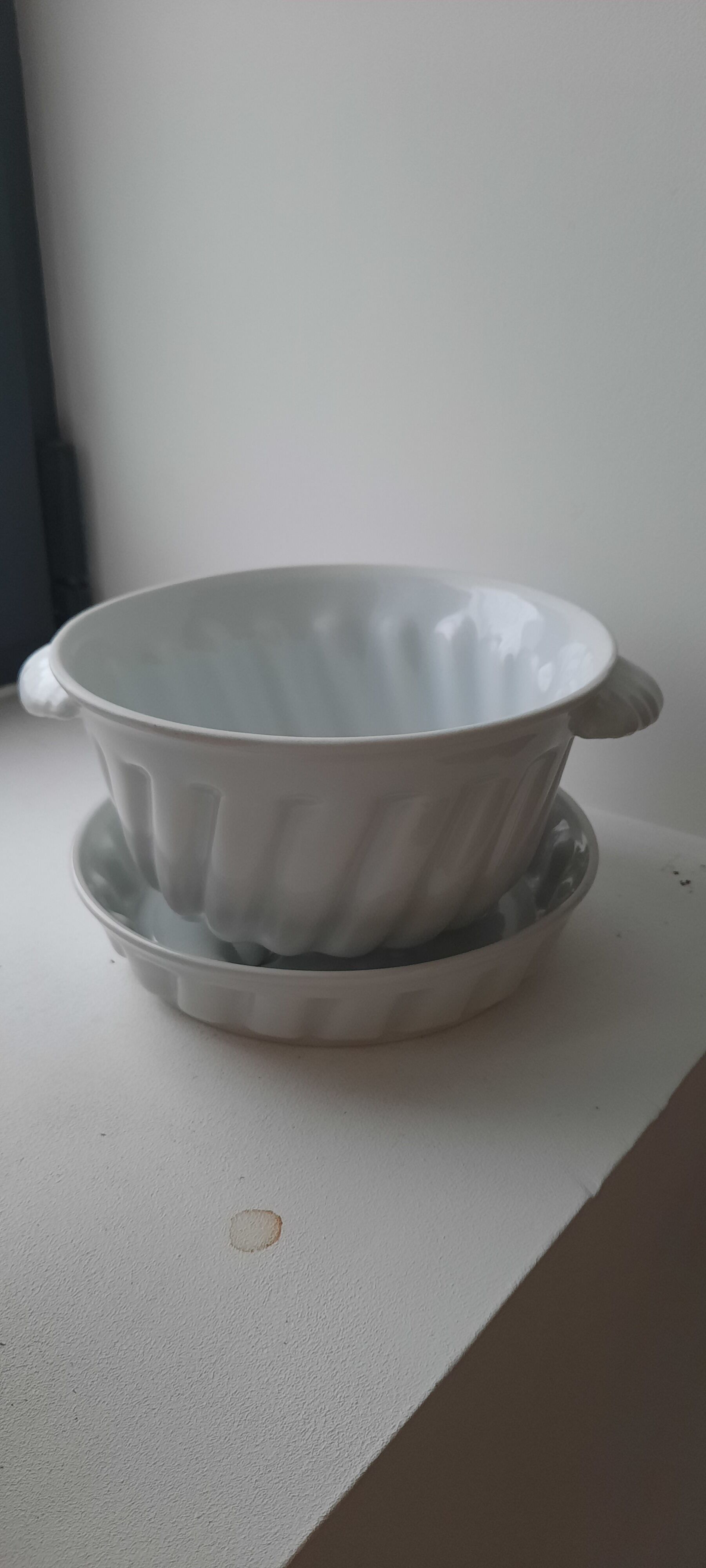 White porcelain drainer
