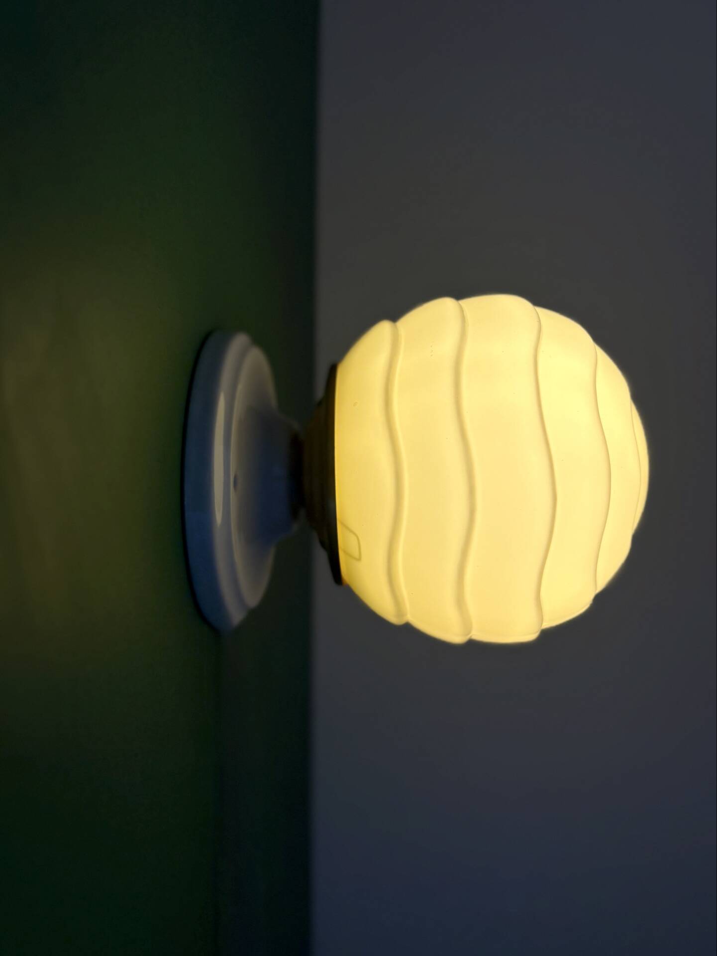 Applique globe vintage art déco en opaline jaune pâle