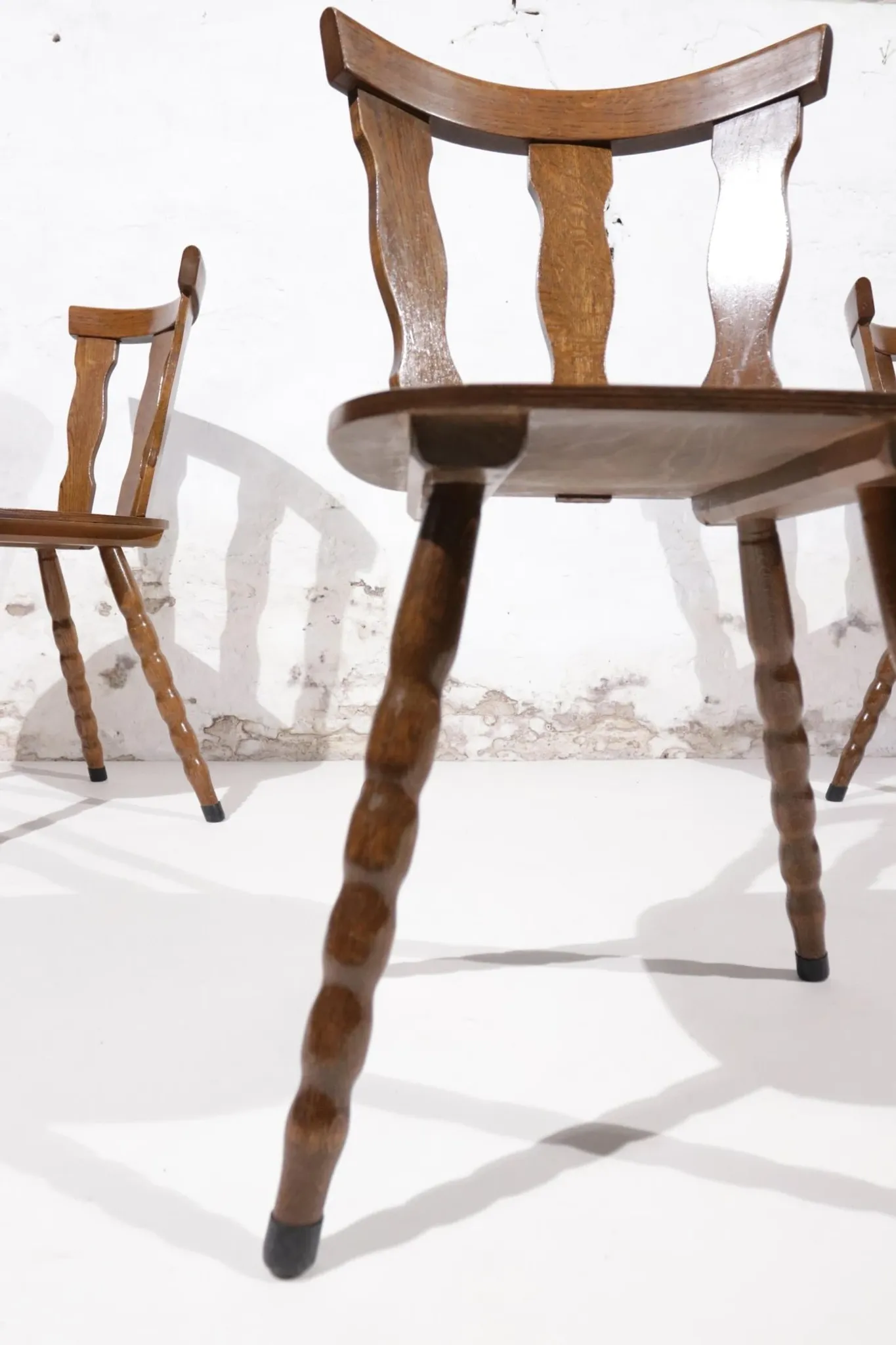 Set of 3 brutalist chairs with arched cut-outs and turned legs