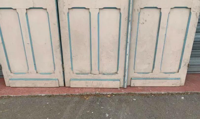 Suite de trois portes de séparation en vitrail Art Déco XX siècle