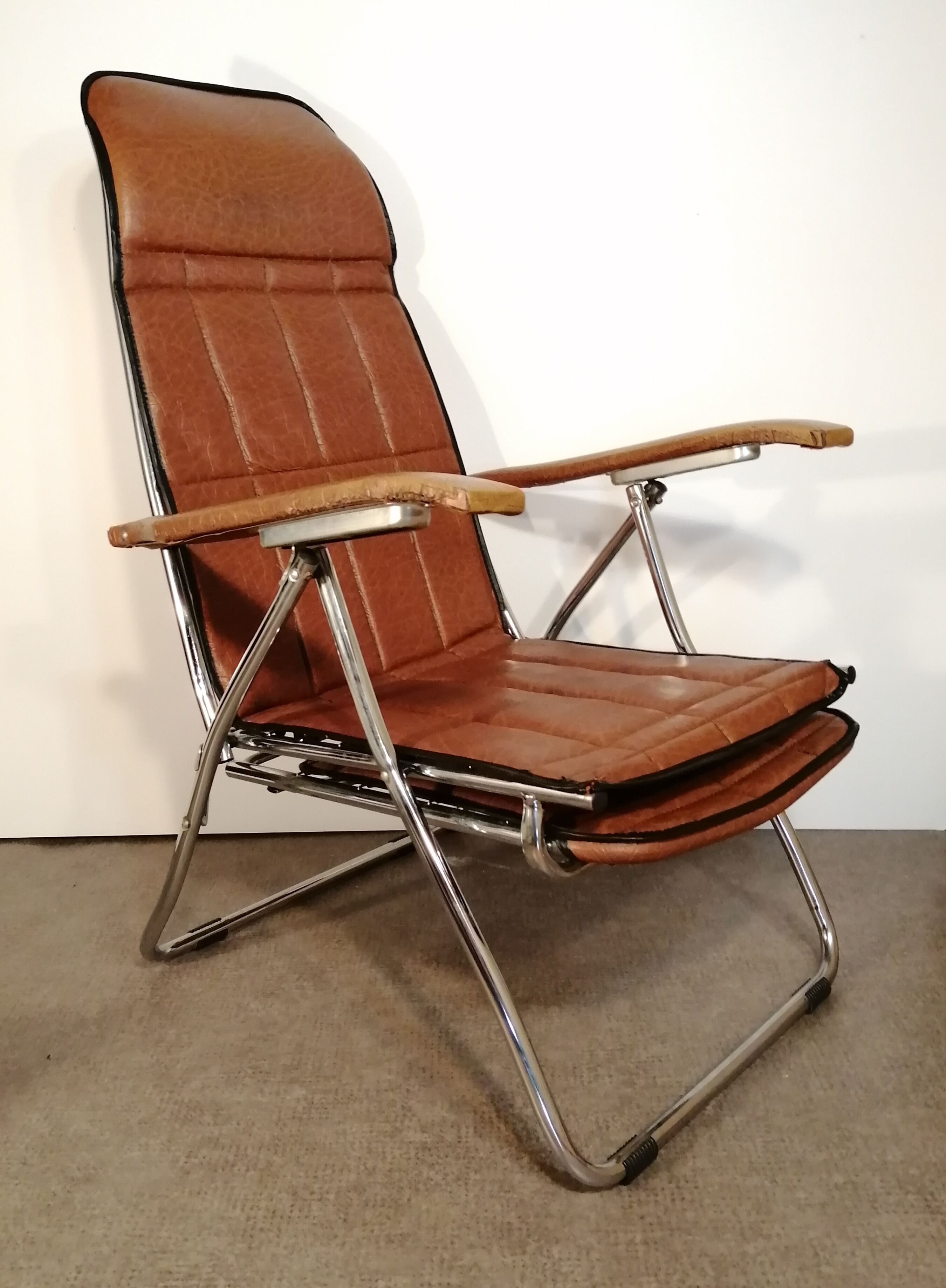 Maule Marga brown leatherette reclining and folding armchair made in Italy vintage 1970