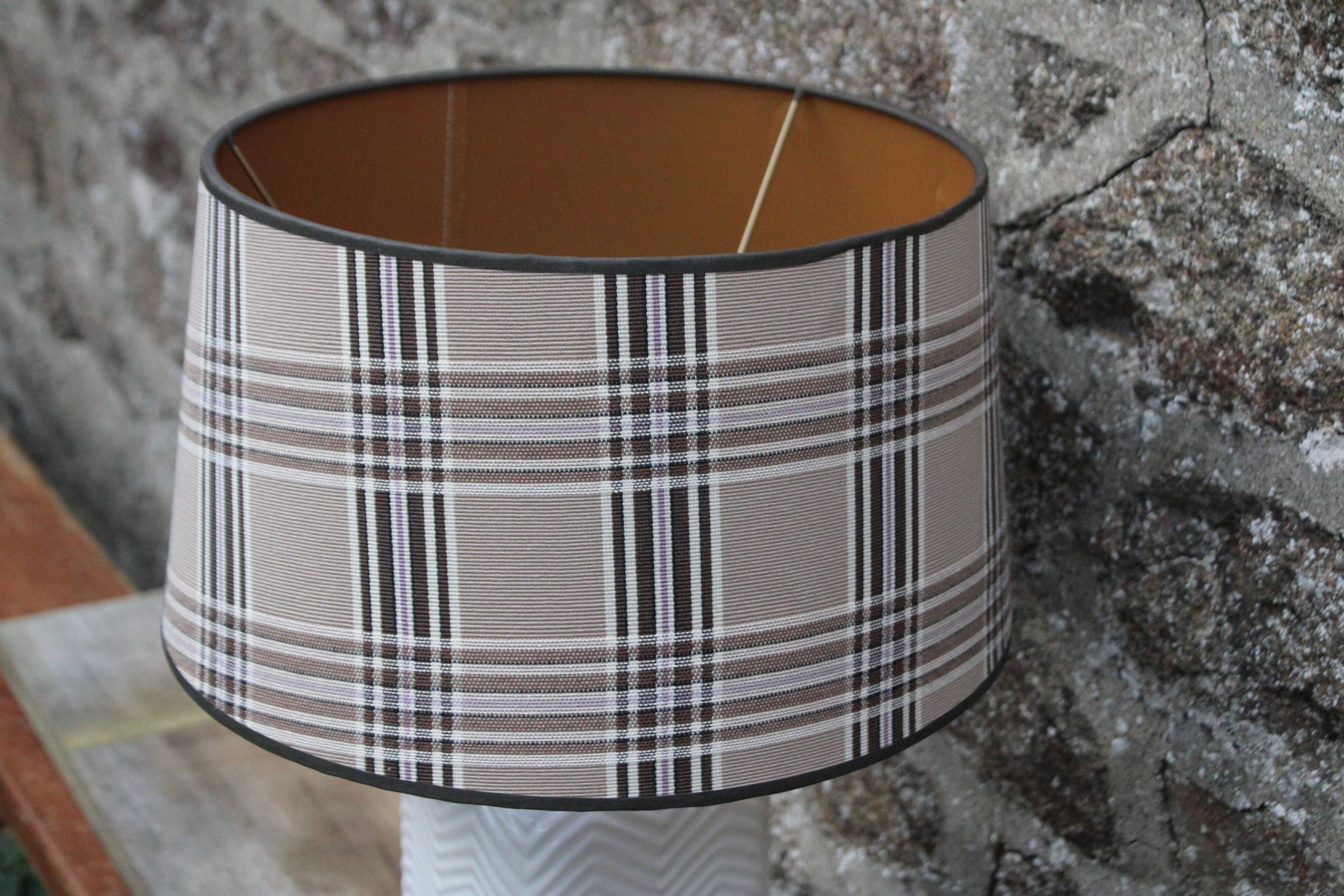 Lampe en céramique blanche à abat-jour tartan – style cosy et intemporel