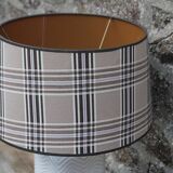 Lampe en céramique blanche à abat-jour tartan – style cosy et intemporel
