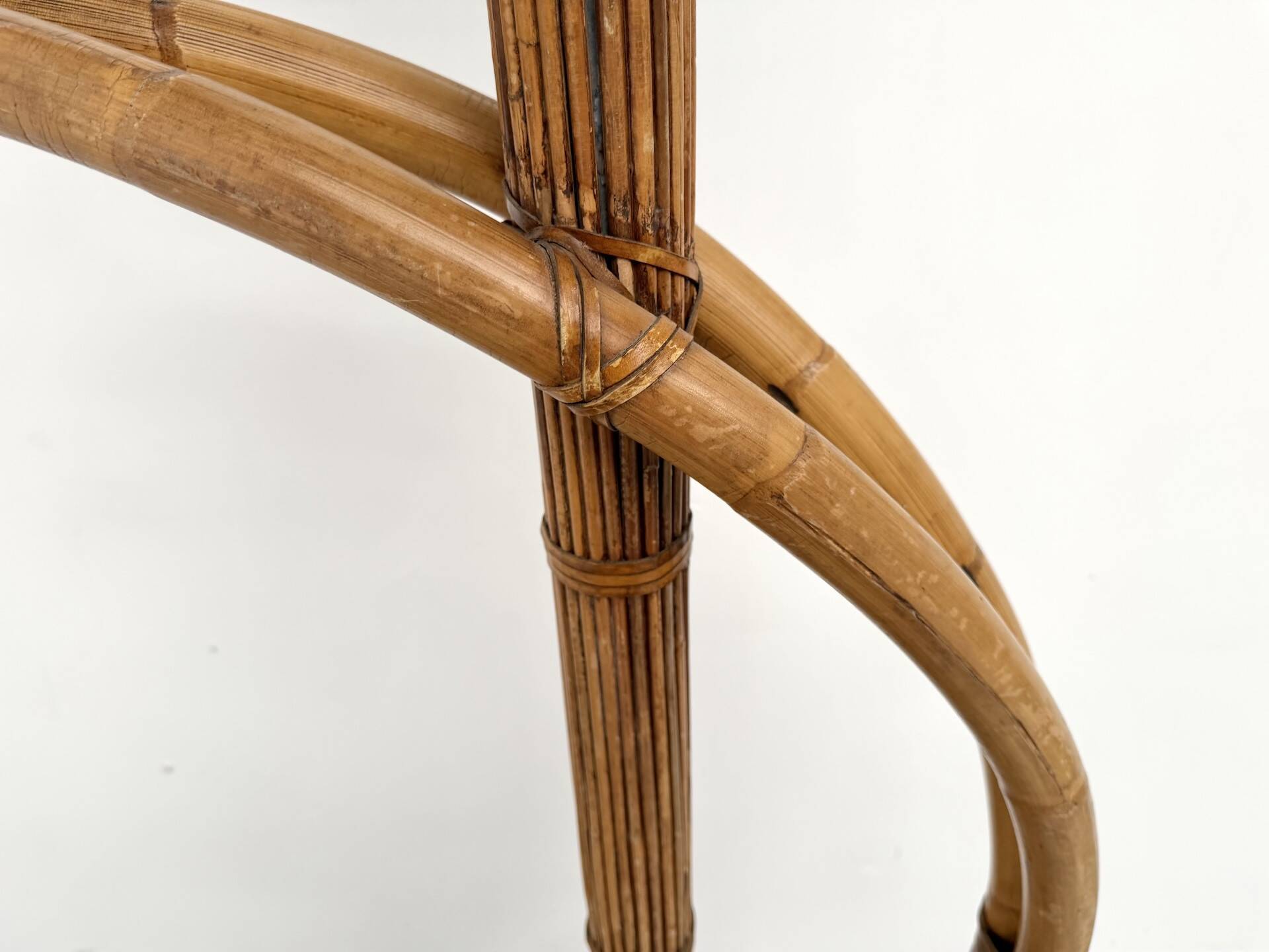 Lampadaire sculptural en rotin cintré