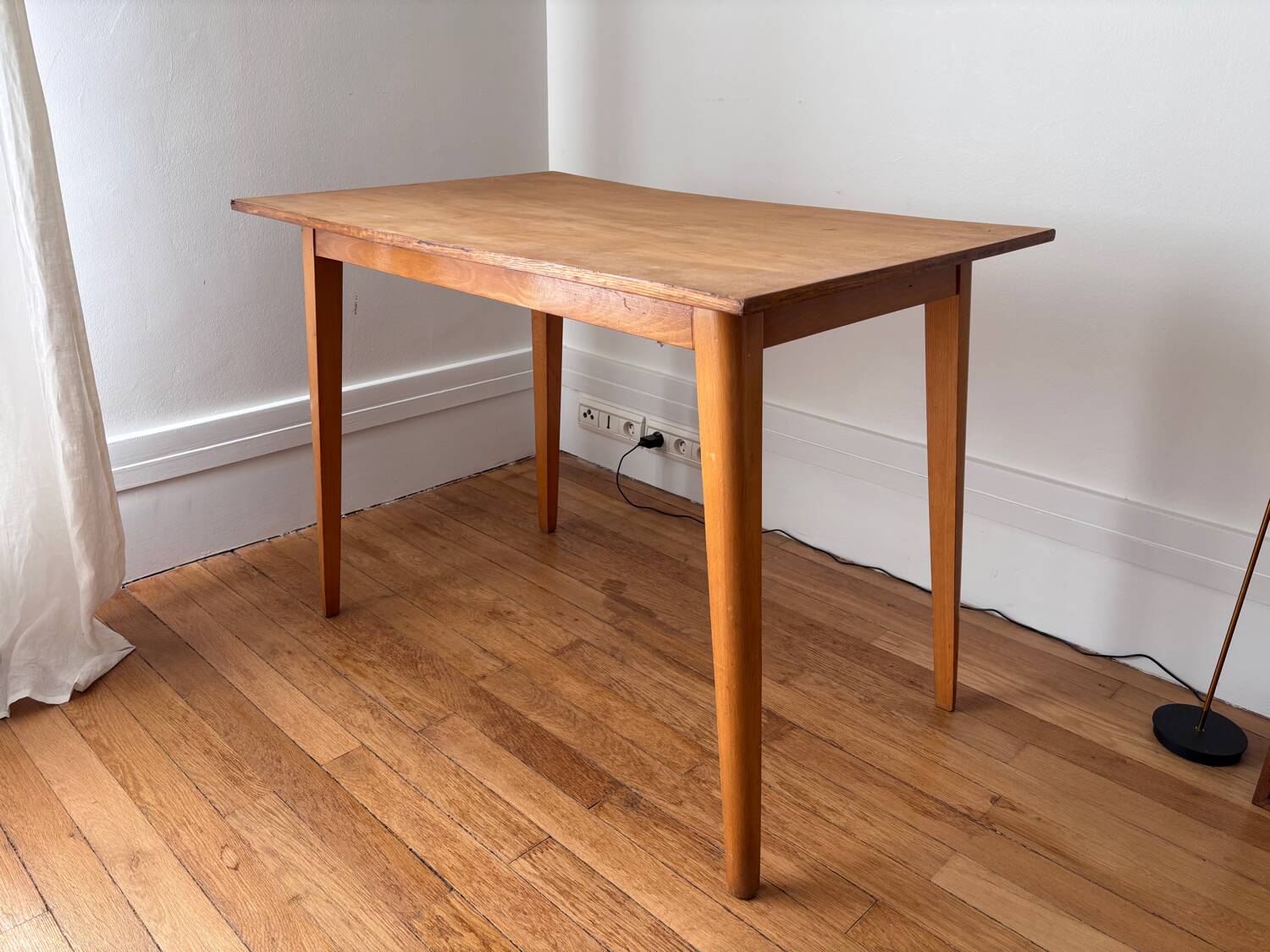 Desk with tapered legs
