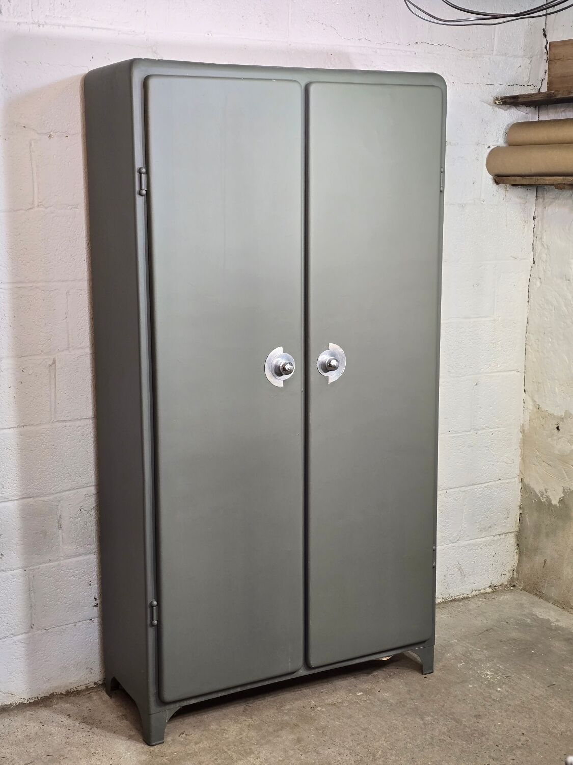 Armoire métallique de cuisine aux bords arrondis 1950