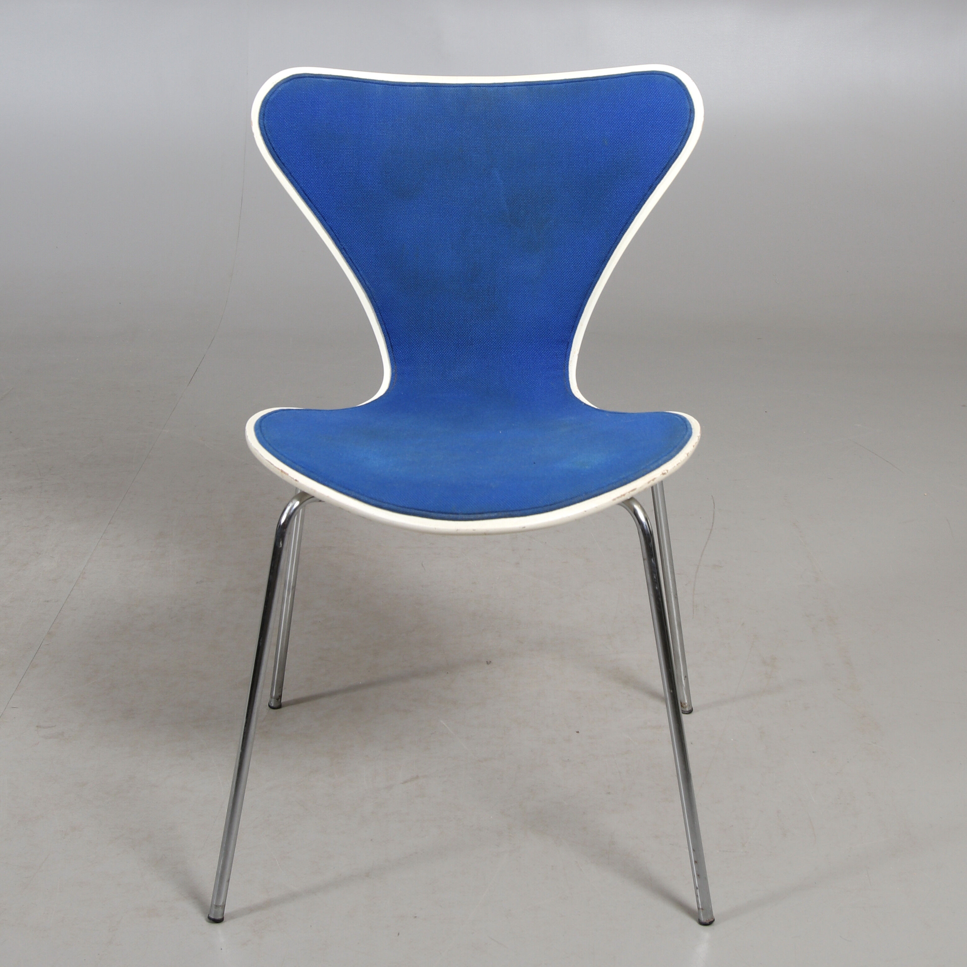 5 Blue Chair "Butterfly" by Arne Jacobsen, Series 7