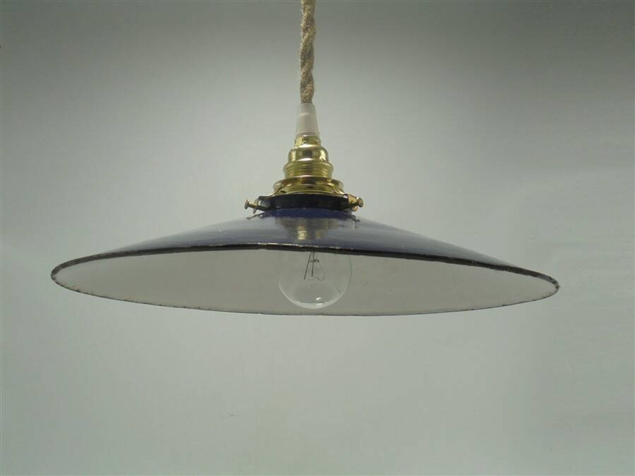 Enamelled sheet metal suspension