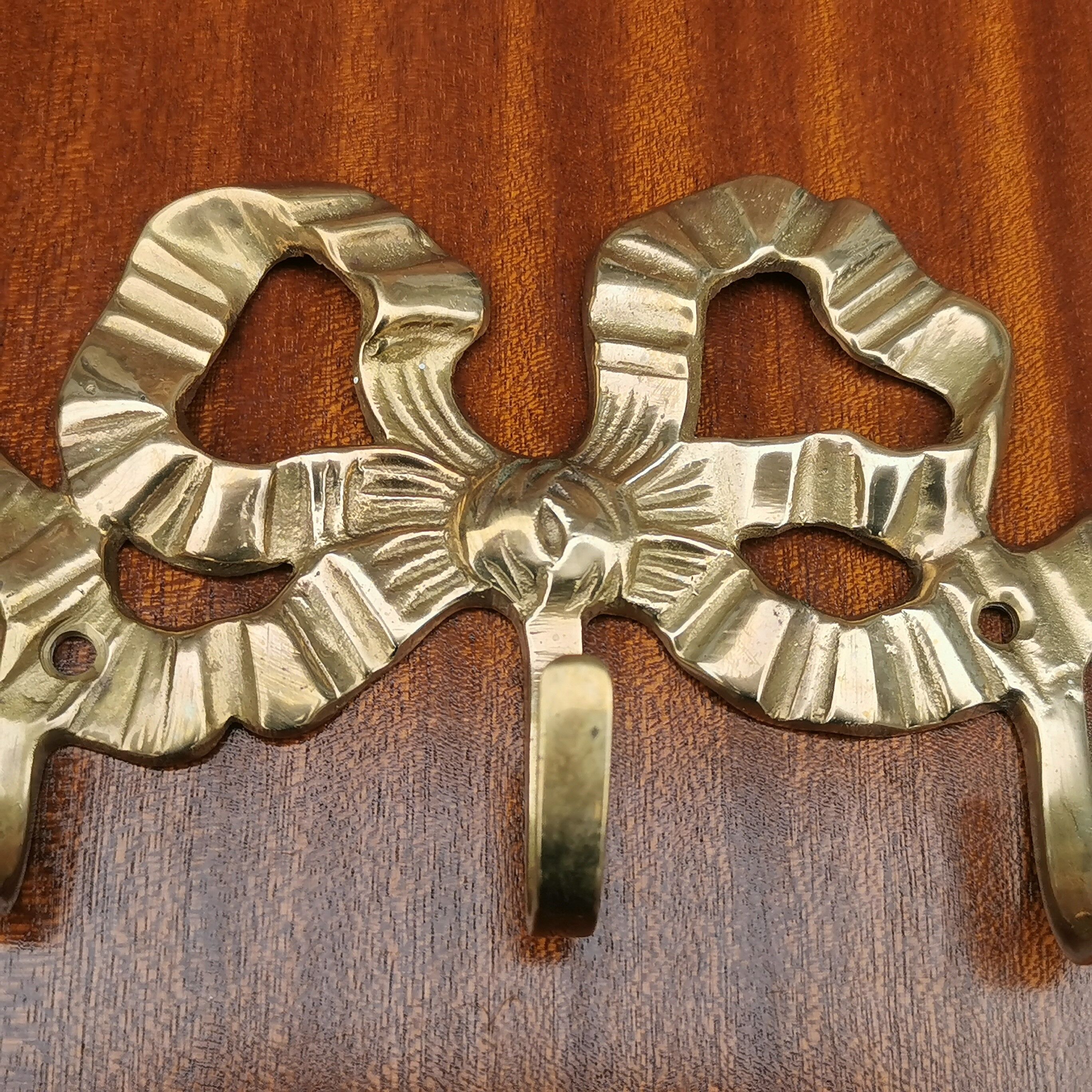 Brass patère