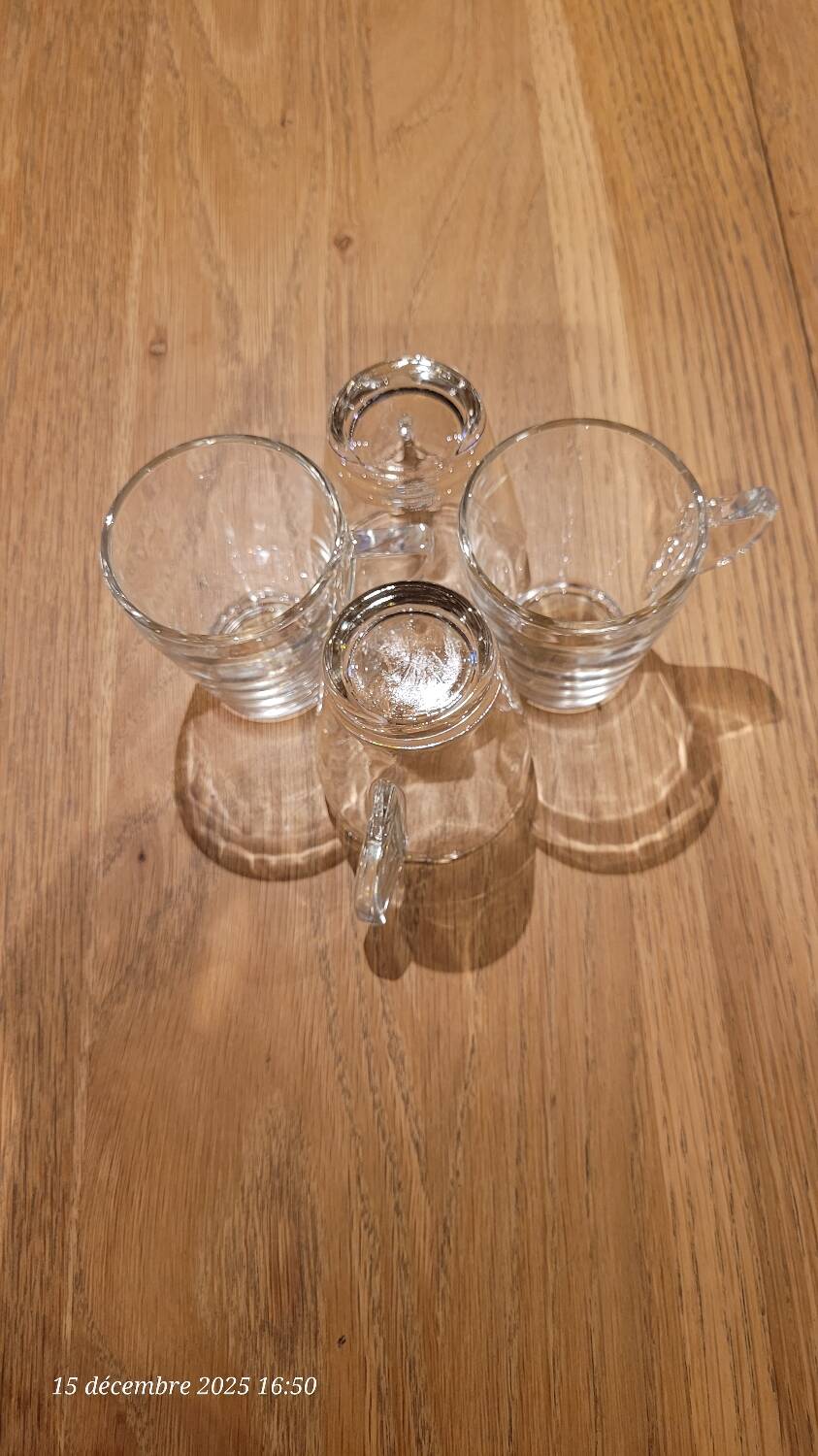 4 transparent glass coffee cups