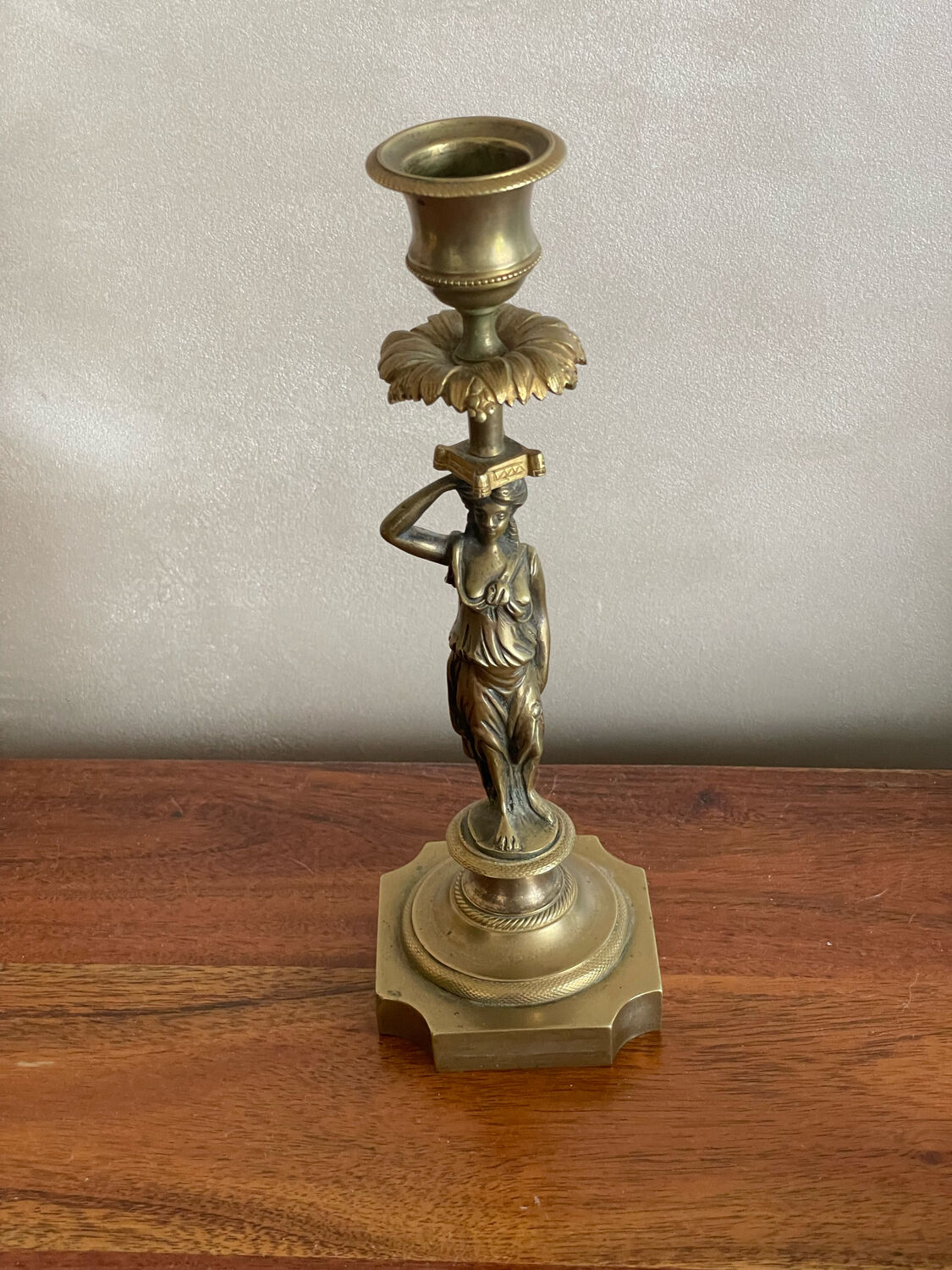 Bougeoir en laiton à décor de femme