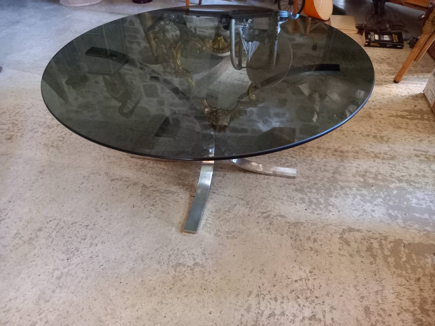 Round coffee table in smoked glass and chrome-plated metal