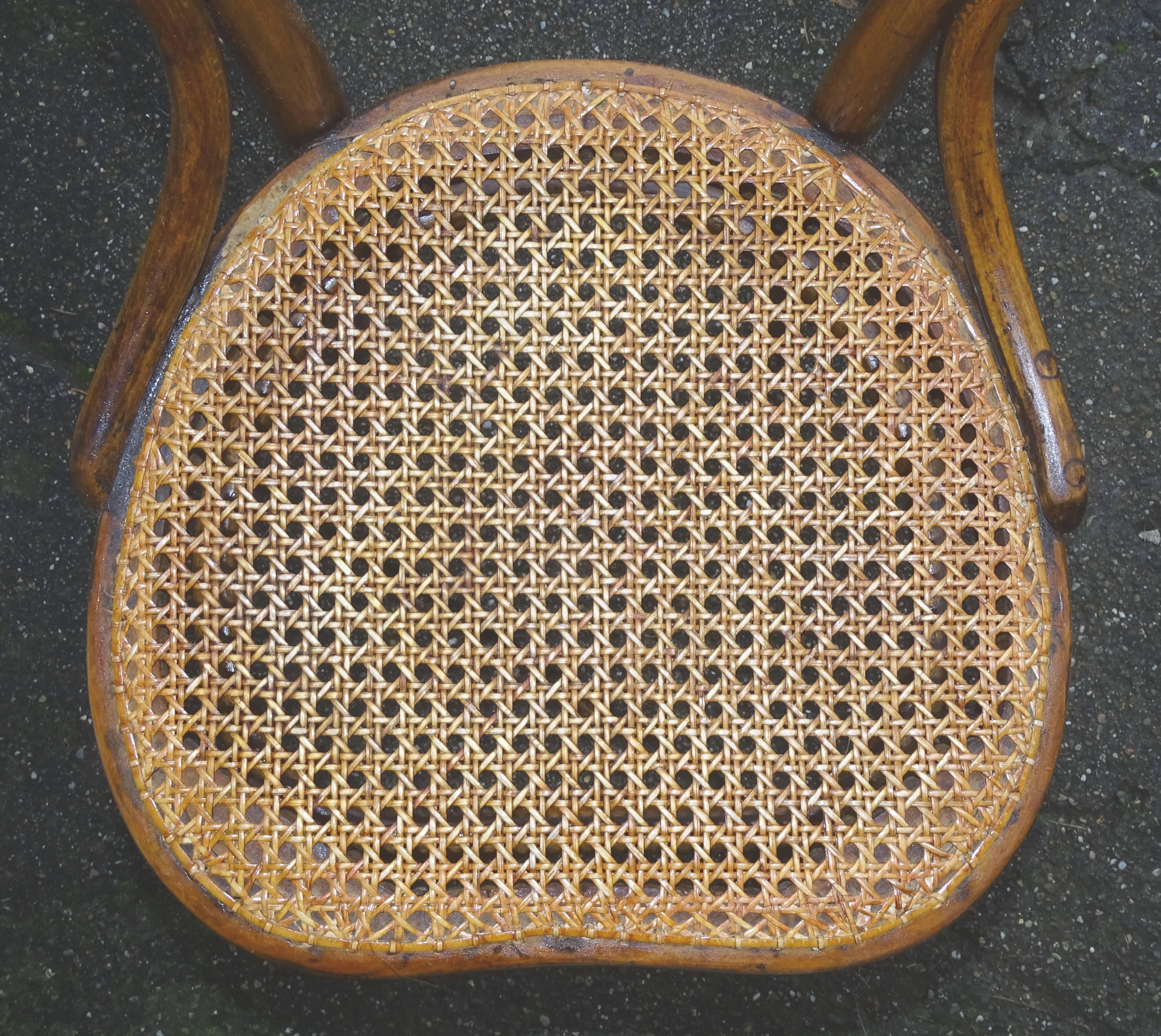 Chaises Thonet n°28 de 1900 cannées " cœur"