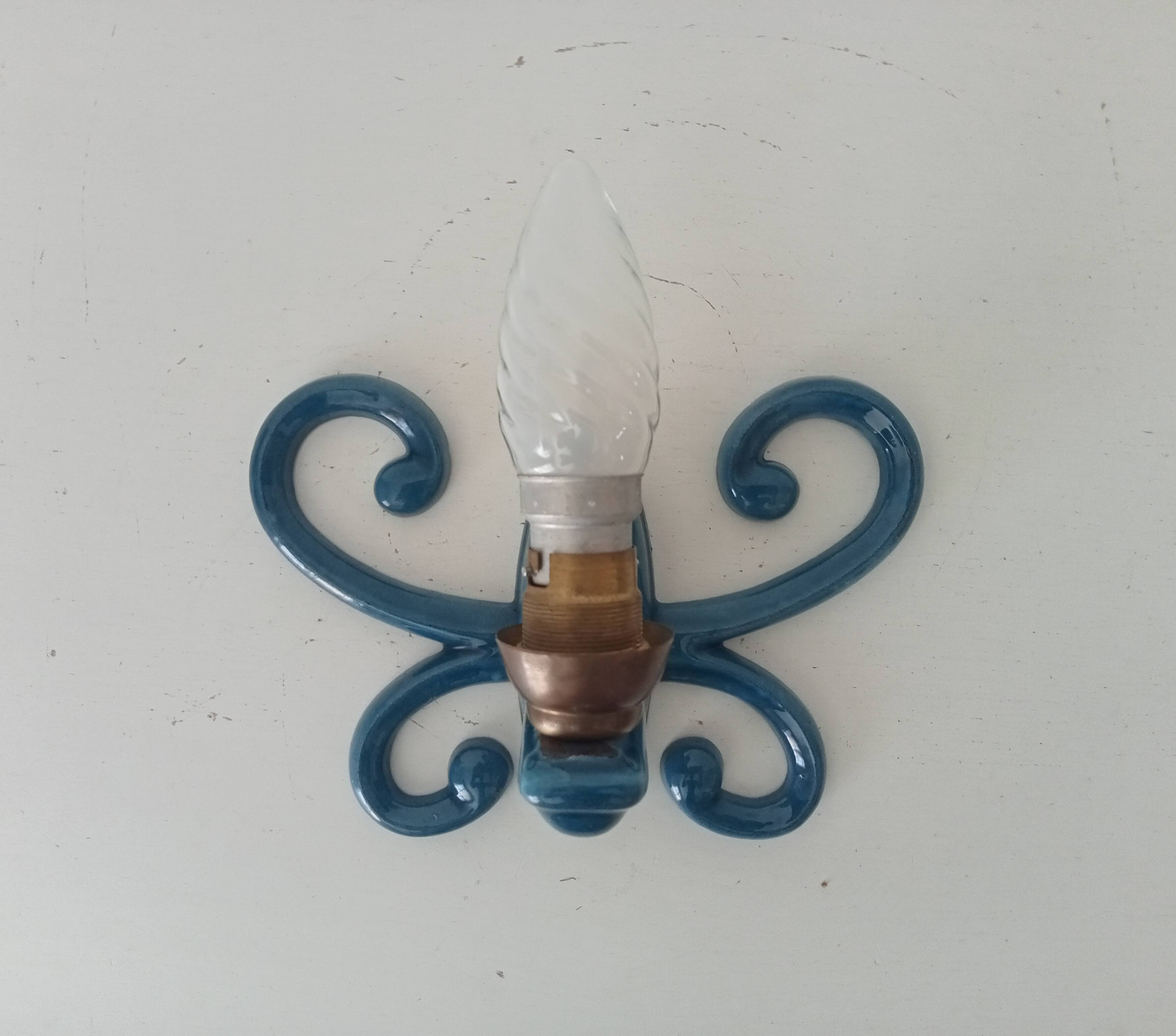 Antique wall light in enamelled cast iron.