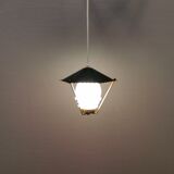 Lampe suspendue danoise des années 50-60 en laiton, métal et avec abat-jour en verre blanc laiteux.