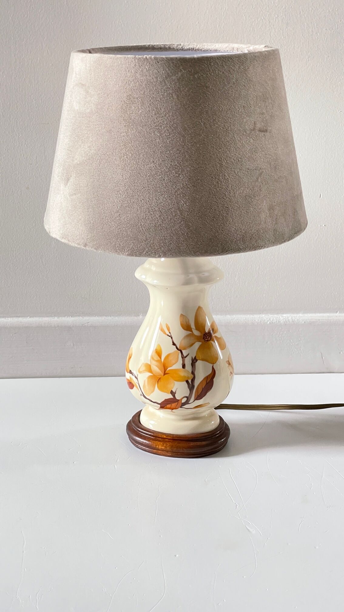 Lamp with vintage ceramic and velvet magnolias