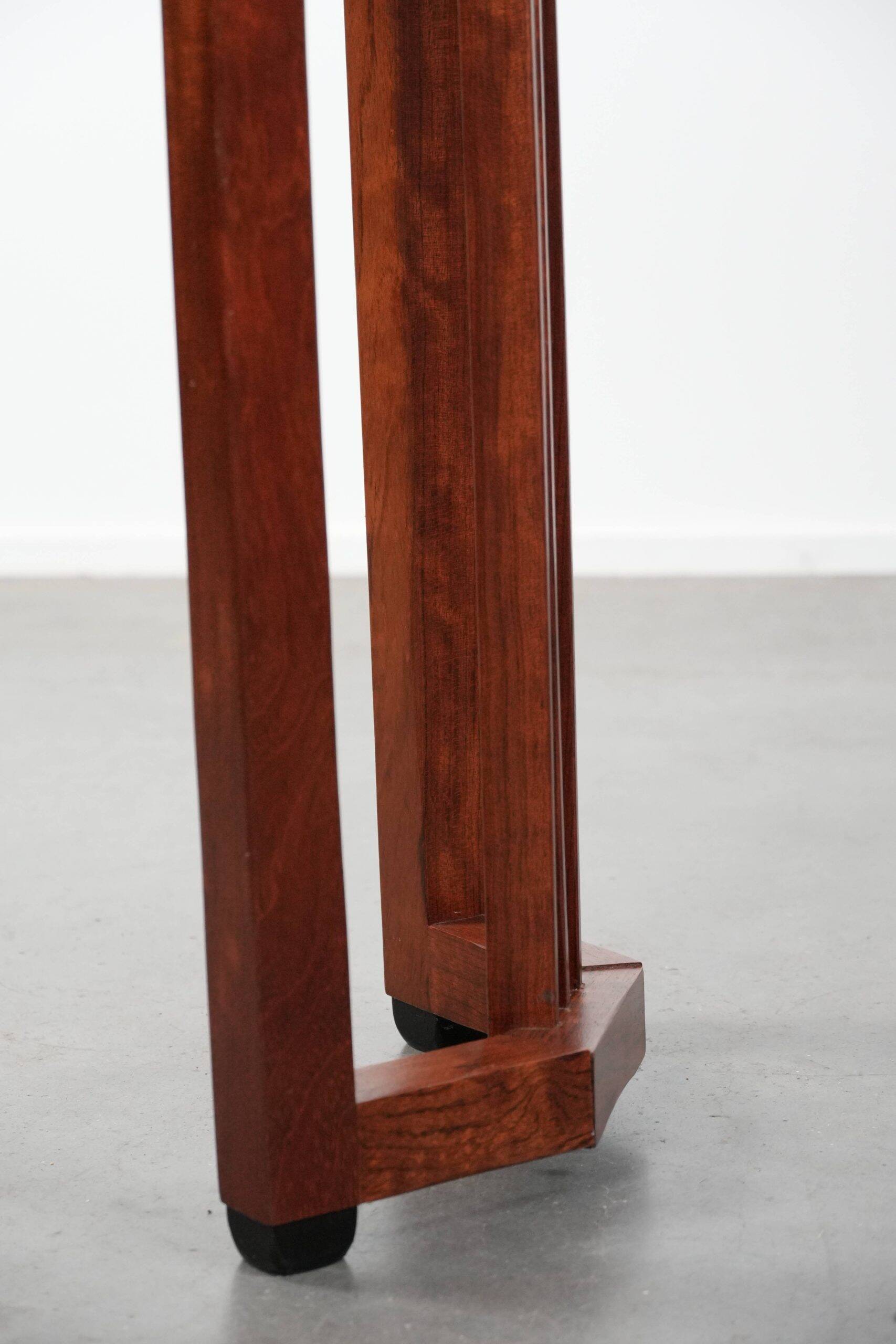 Beautiful Art Deco design side table in good condition