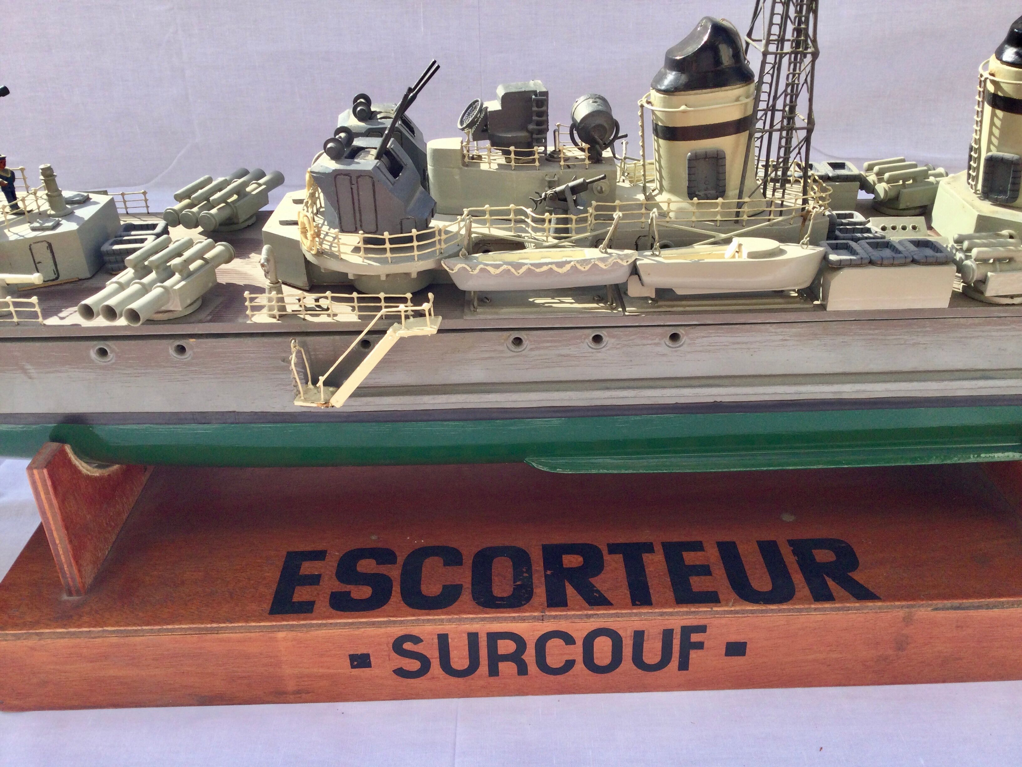 Model of boat surcouf wing escort