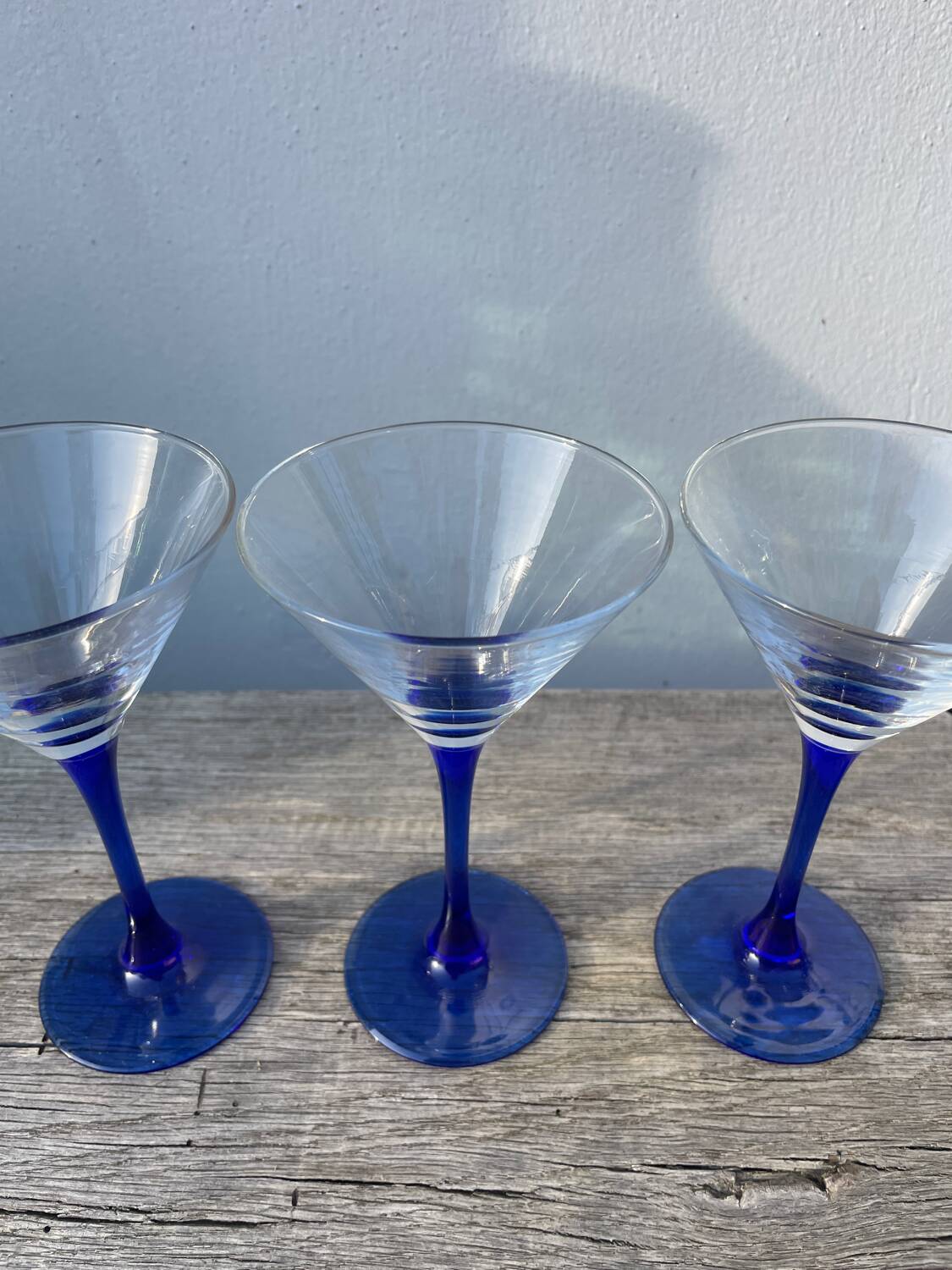 6 coupes à cocktails en verre bleu 1980