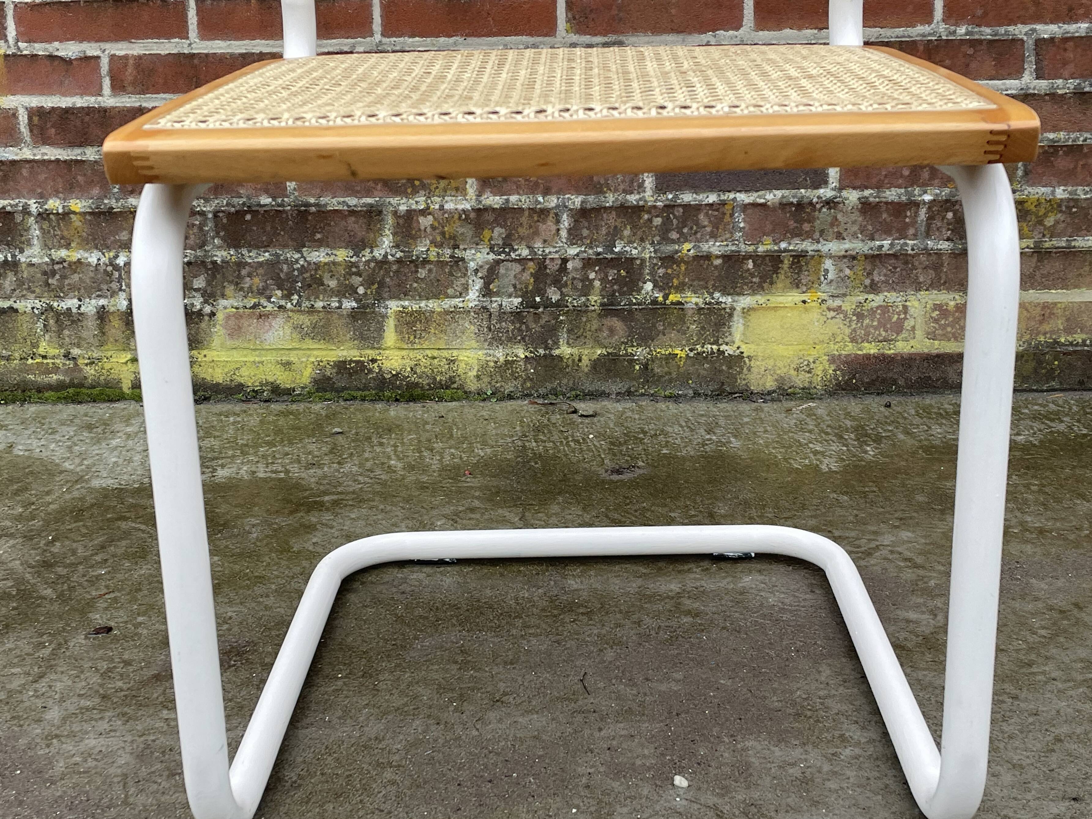 Chaise Cesca modèle b32 en blanc et bois par Marcel Breuer