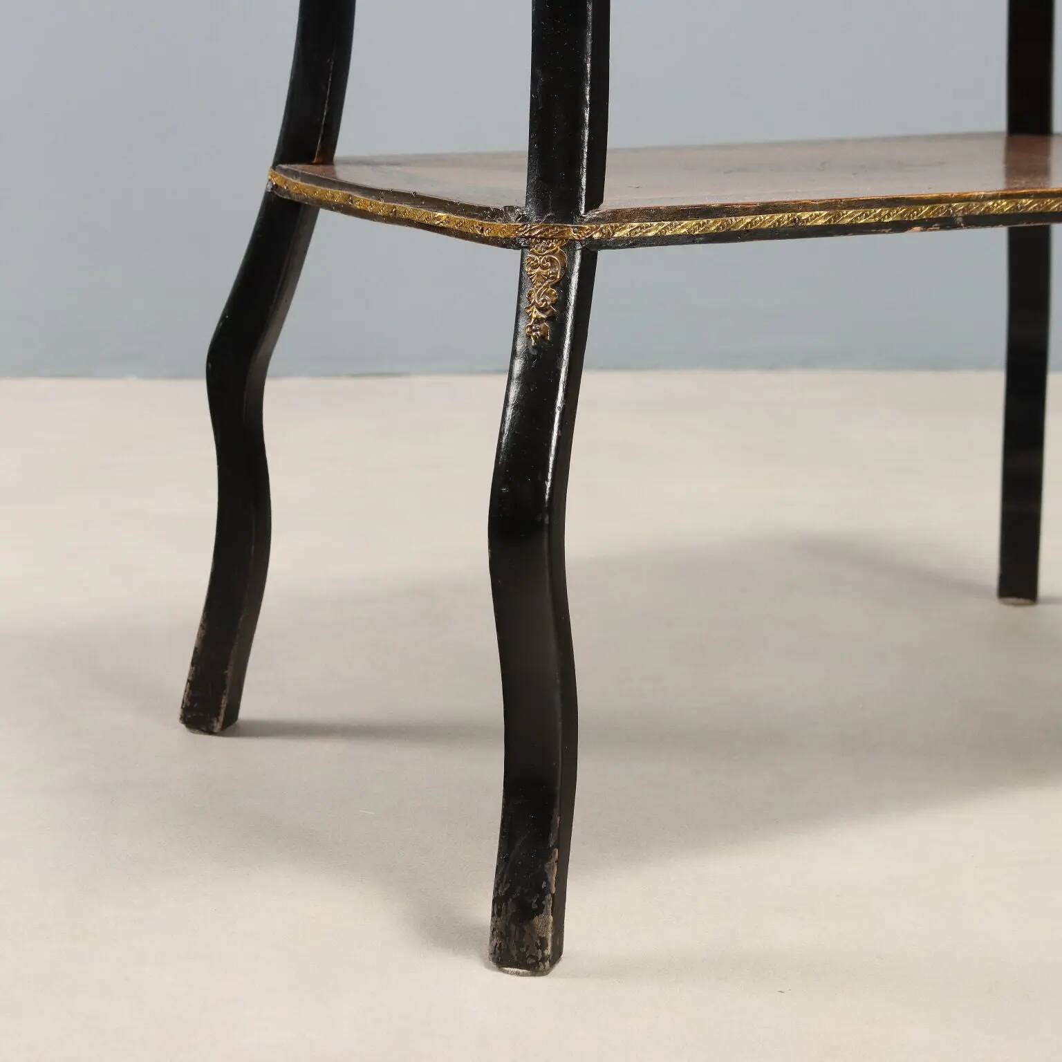 Antique sewing table in various types of wood, 19th century.