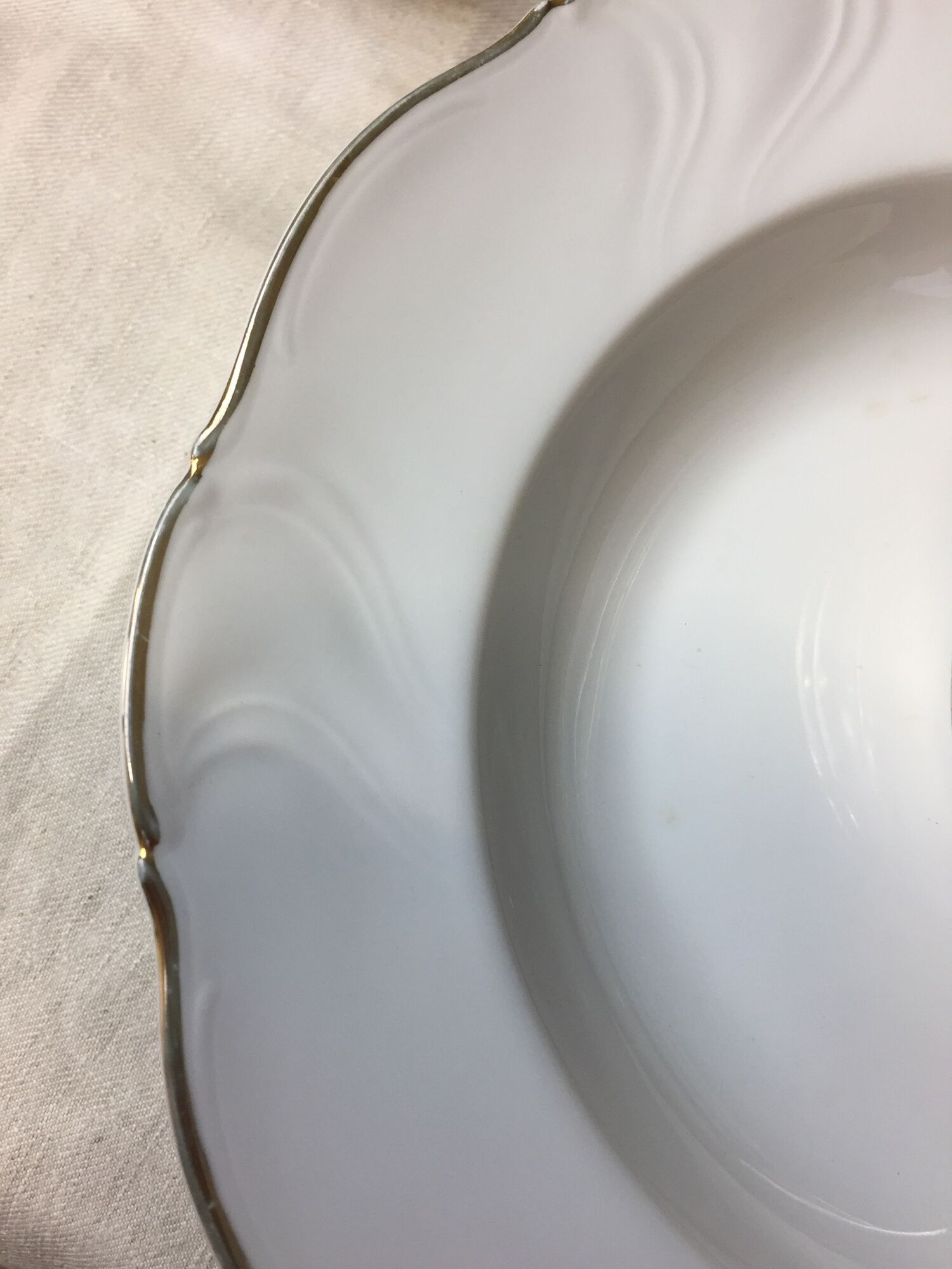 Hollow porcelain plates of pure white and gold