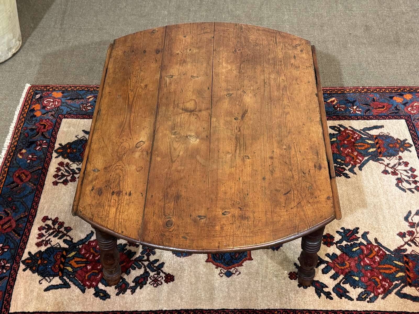 Table basse ovale en sapin début XXème
