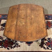 Oval coffee table in fir from the early 20th century.