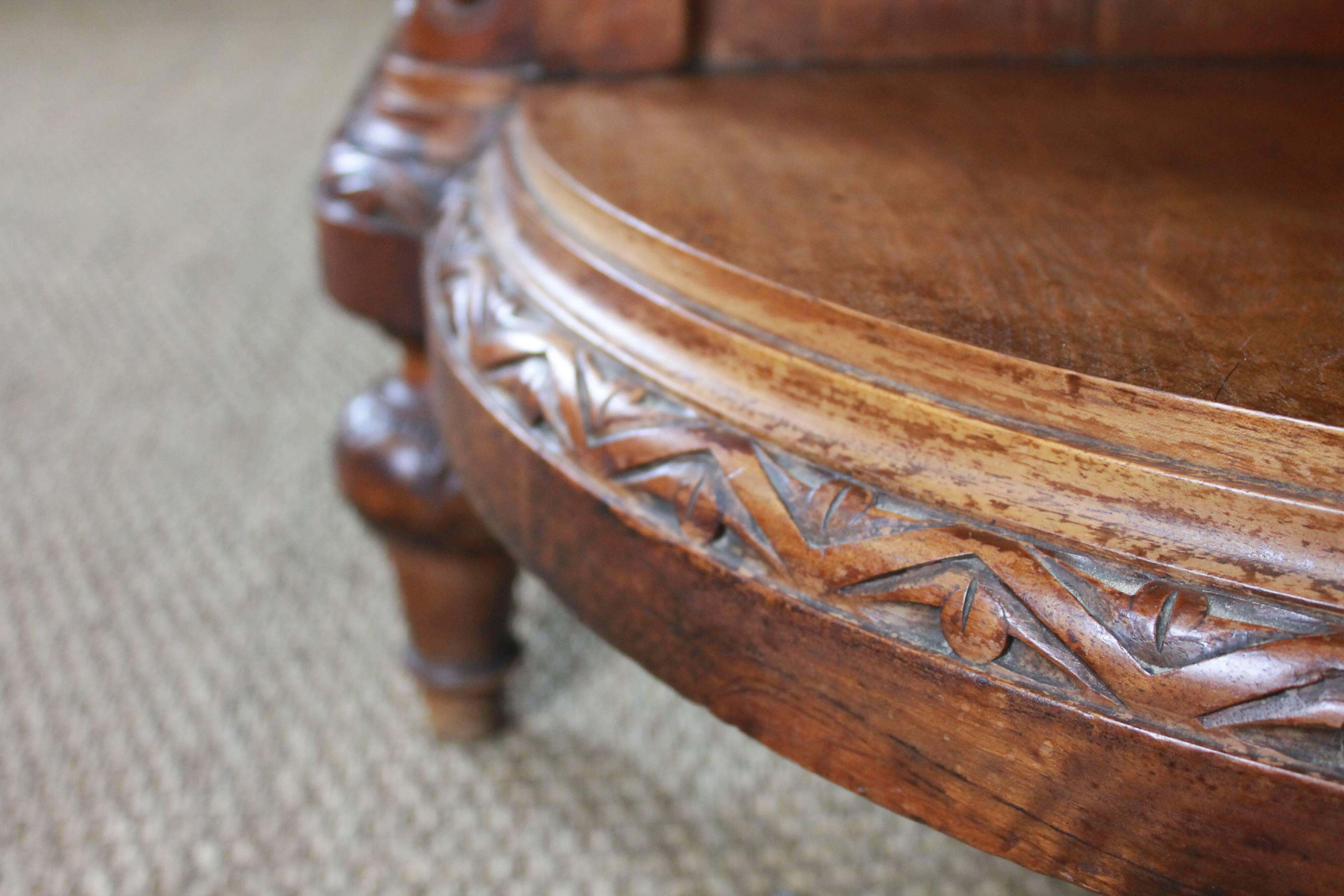 Half-moon shaped serving trolley