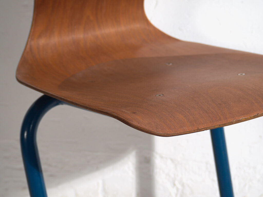 Vintage school chairs (c.1950). Set of 4 pieces.