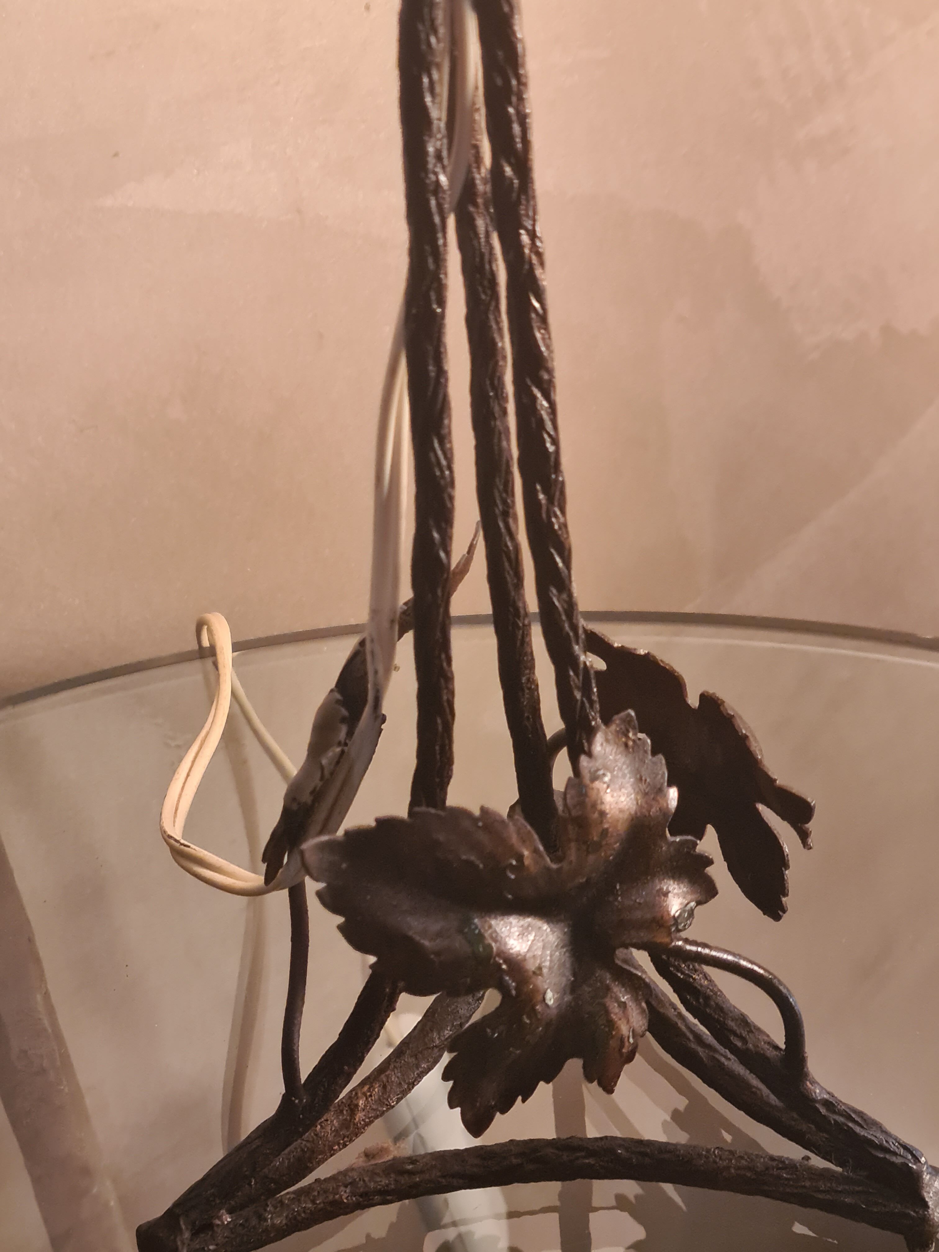 Wrought iron lamp 1900 pressed and molded lace glass has red ednide very rare very beautiful 35x14