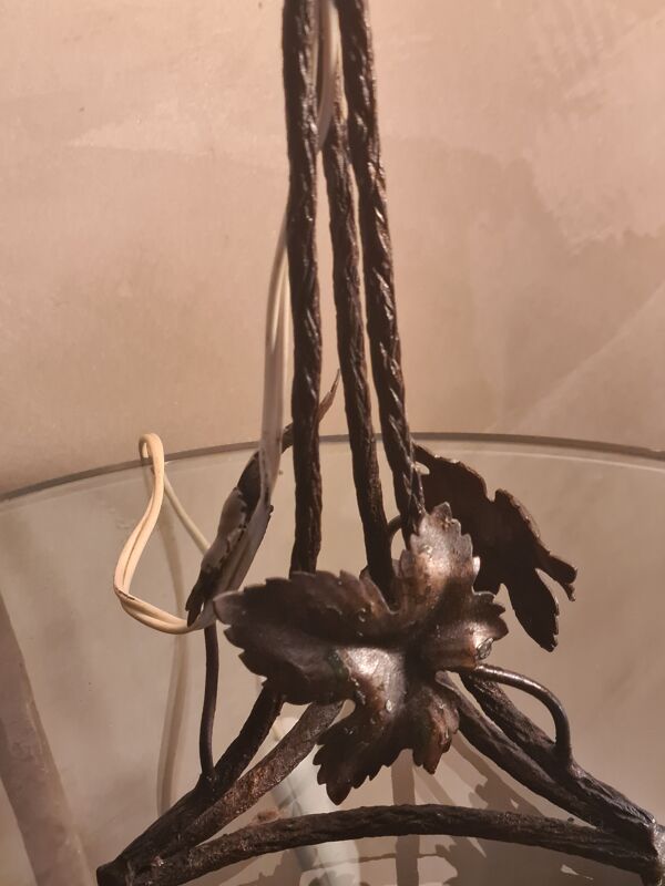 Lampe  fer forgé  1900  verre  dentelle pressé et moulé  a liseré rouge tres rare  tres belle  35x14