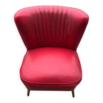 Mid-century cocktail chair in red vinyl and beech, ribbed backrest, 1950s.