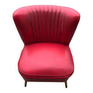 Mid-century cocktail chair in red vinyl and beech, ribbed backrest, 1950s.