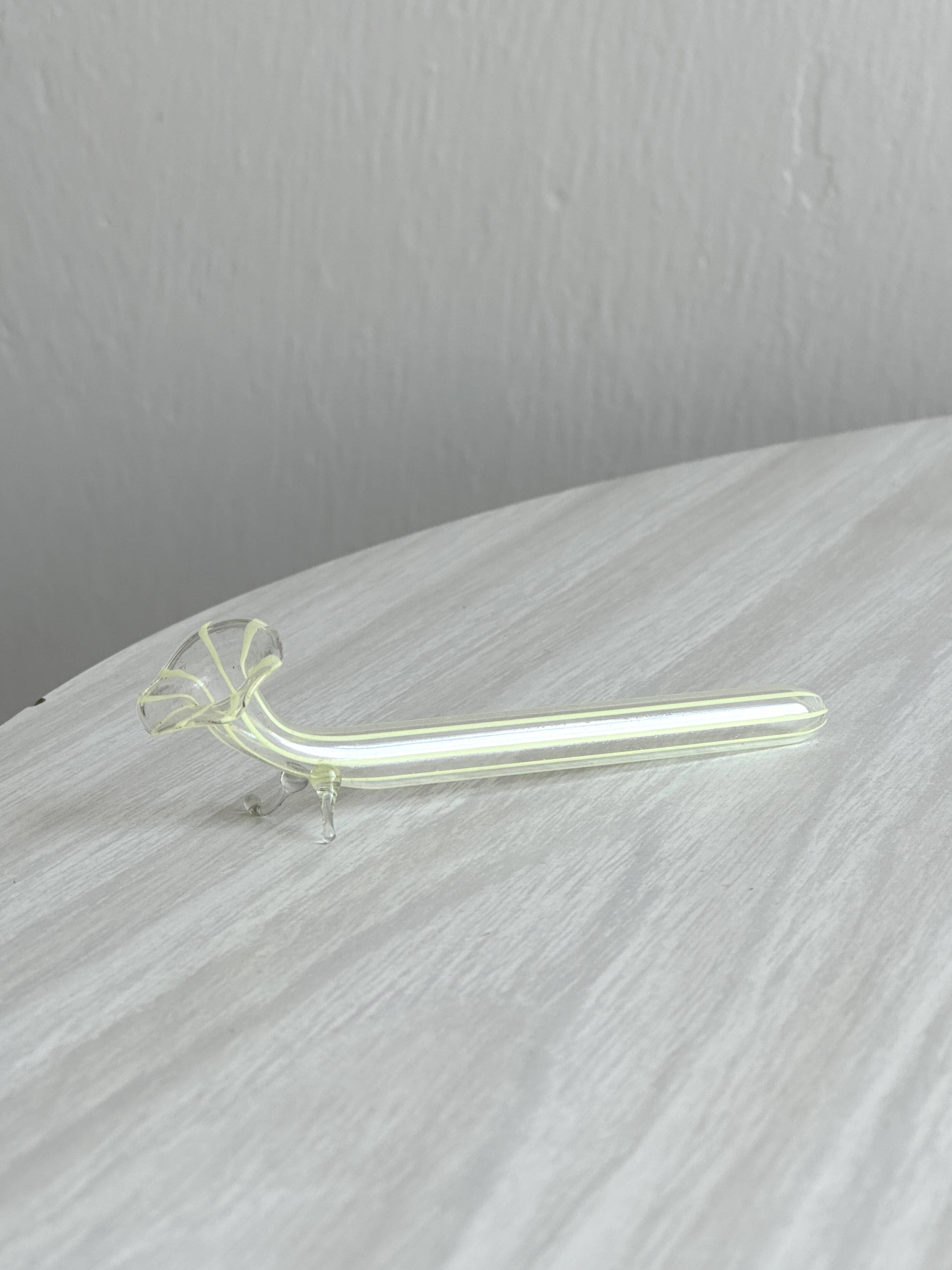 12 porte-couteaux en verre soufflé coloré, design rayé.