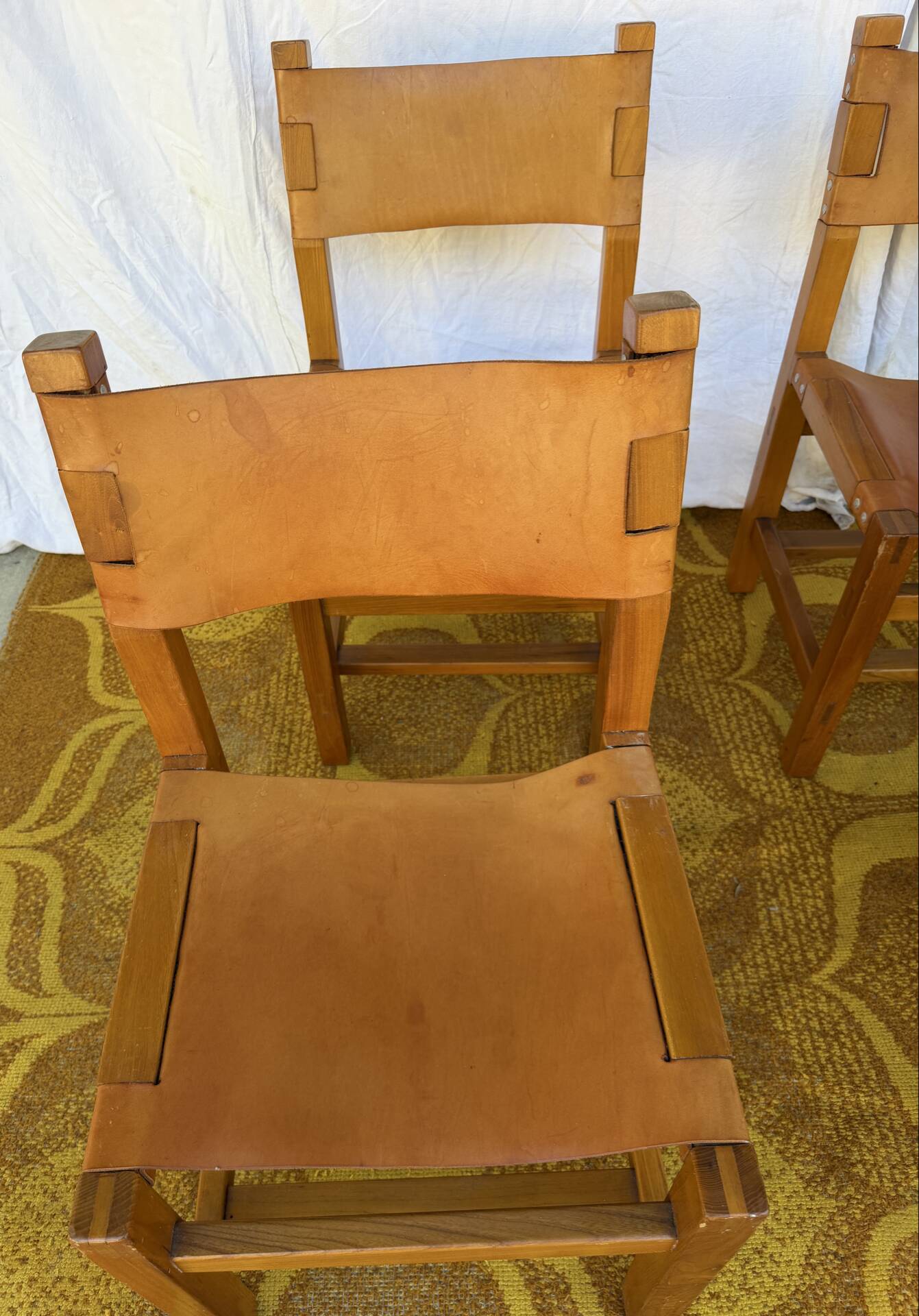 Set of 4 chairs Maison Regain in leather and solid elm.