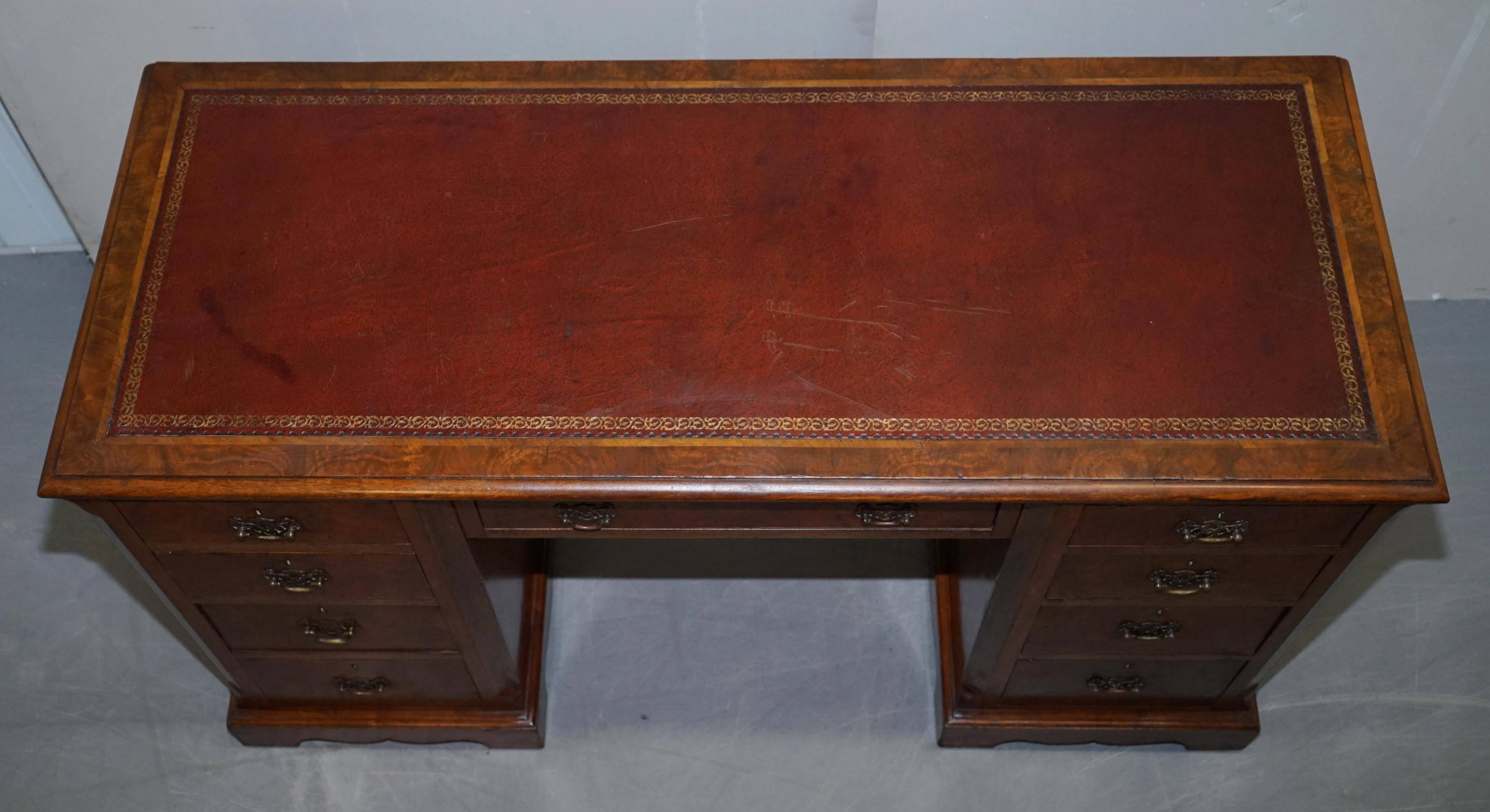 Bureau partenaire à deux caissons en noyer burr victorien avec plateau en cuir