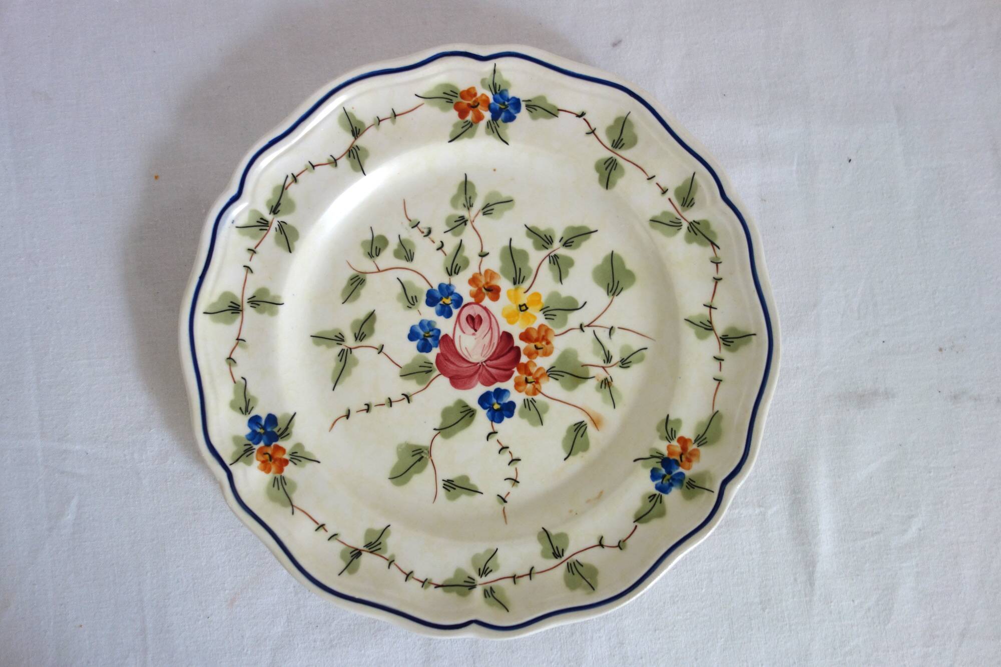 12 anciennes assiettes à dessert Longchamp décor fleuri