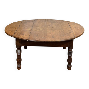 Oval coffee table in fir from the early 20th century.