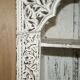 Grande bibliothèque antique anglo-indienne en bois massif sculpté avec peinture d'origine