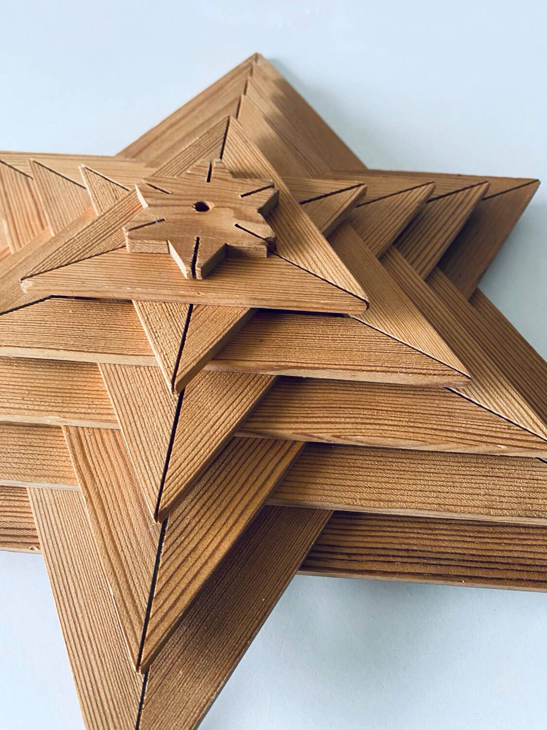 Luminous wooden wall star