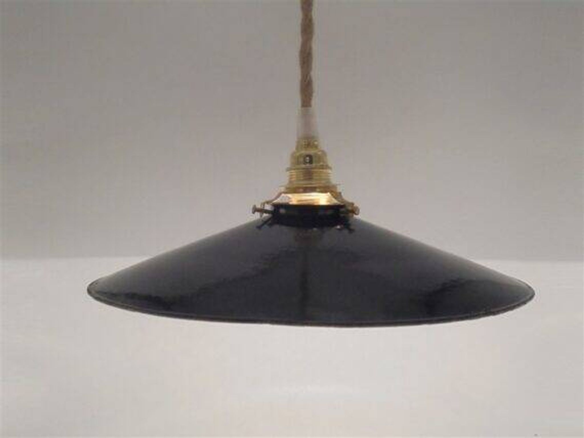 Suspension in blue enamelled sheet metal