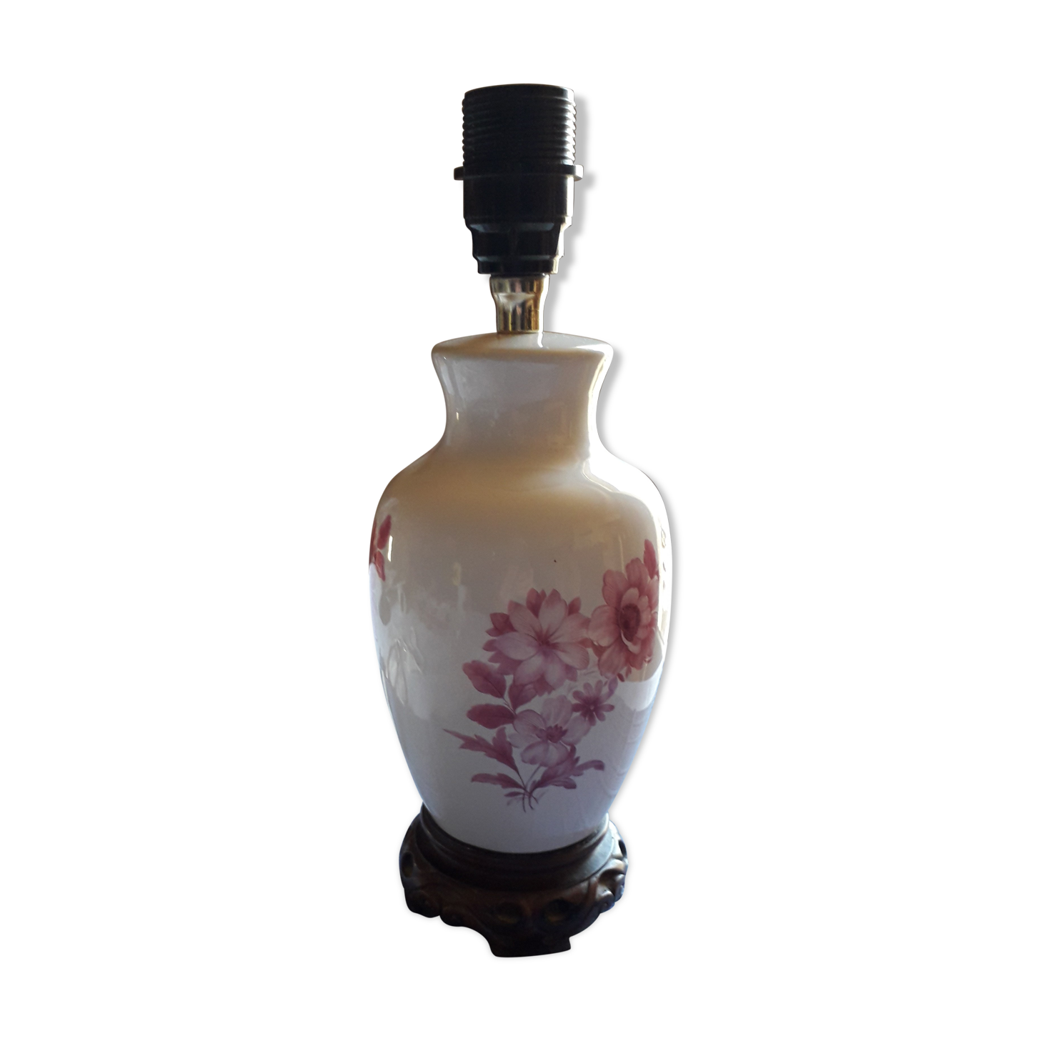 White porcelain lamp with Chinese style floral decoration